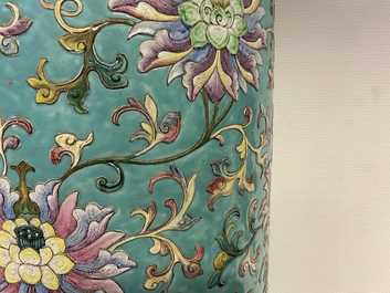 Un grand vase de forme cylindrique en porcelaine de Chine famille rose &agrave; d&eacute;cor appliqu&eacute; de rinceaux de lotus, Jiaqing/Daoguang